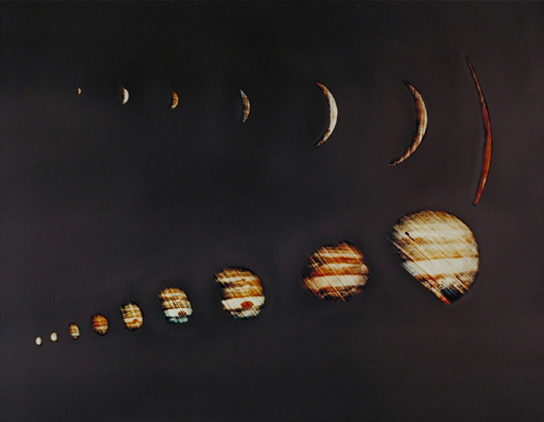 Several images of Jupiter that increase in size. The planet appears to have bands of oranges, red, and beige.